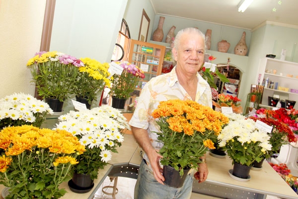 Um abraço muito especial a um querido amigo de longa data, o artista das flores Aureliano de Paula Borges (Liliko), que na próxima terça-feira muda de idade. Ele já conquistou títulos até internacionais como decorador e hoje está mais restrito ao comando 